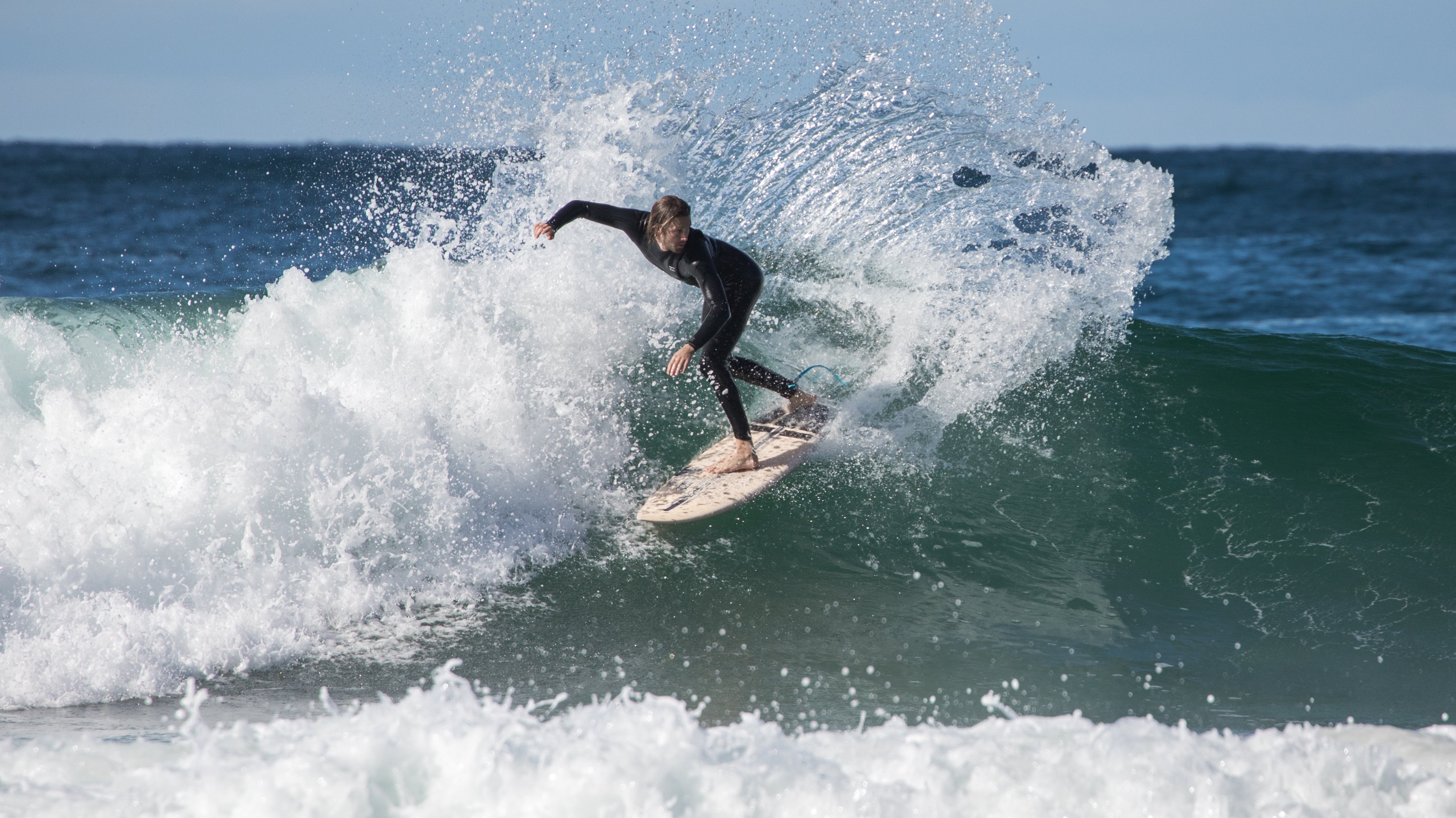 Surfen, zon en de kracht van een microalg: waarom astaxanthine interessant is voor buitensporters