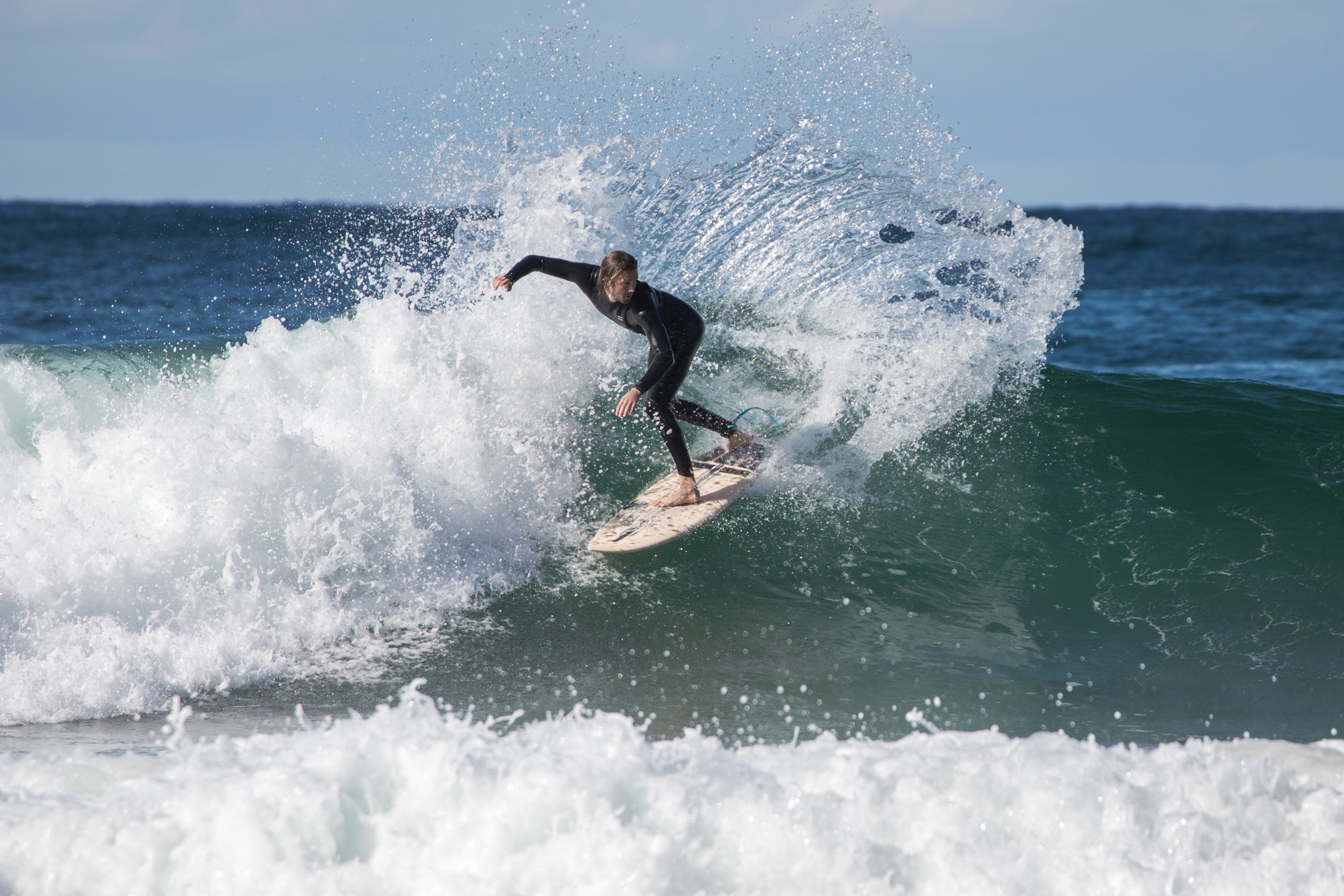 Surfen, zon en de kracht van een microalg: waarom astaxanthine interessant is voor buitensporters